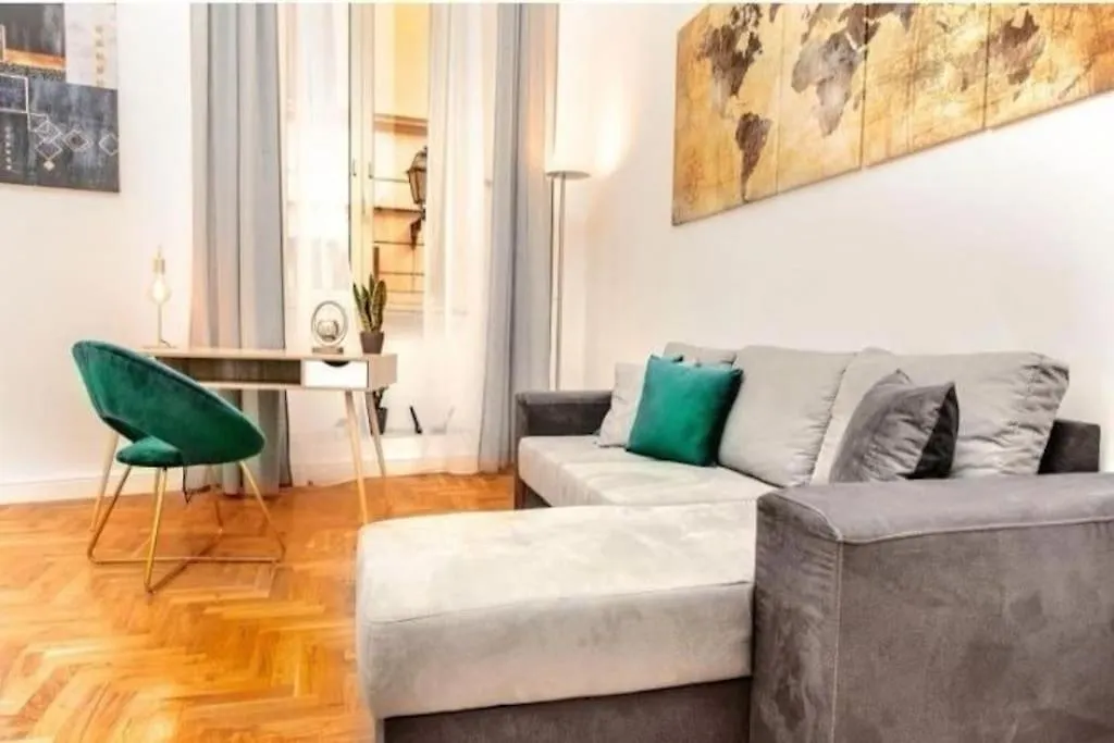 Campo De'Fiori-Rome By Foot Charming Apartment Aircwif Netflix
