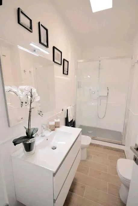 Campo De'Fiori-Rome By Foot Charming Apartment Aircwif Netflix