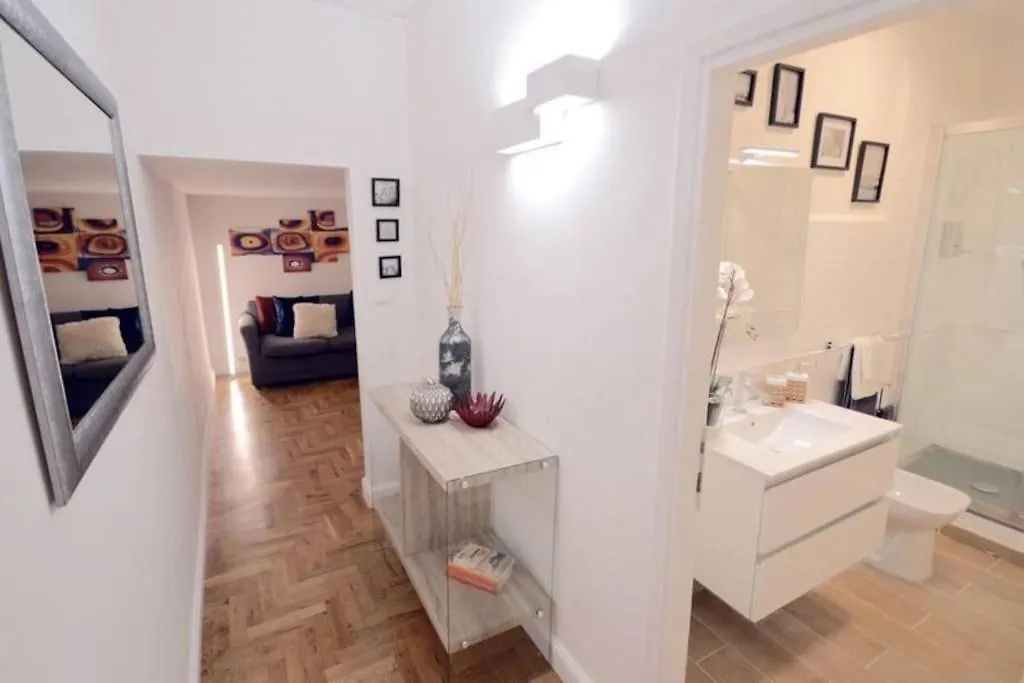 Campo De'Fiori-Rome By Foot Charming Apartment Aircwif Netflix  Rome