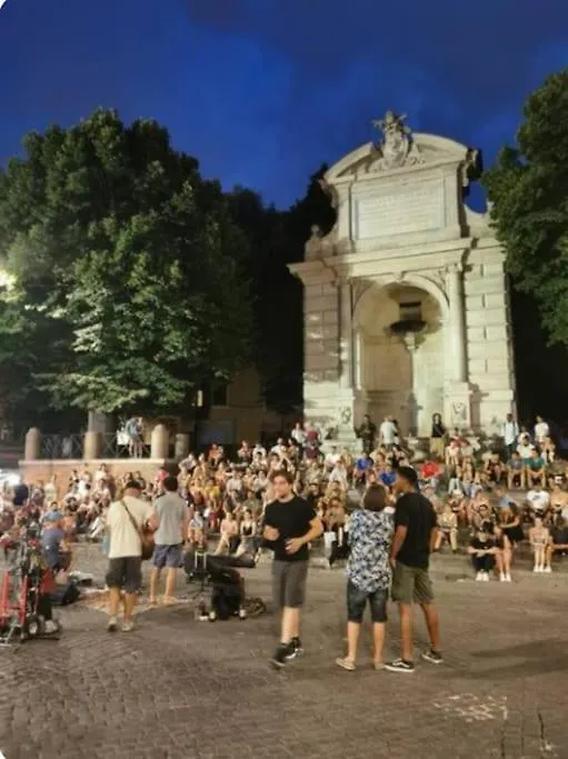 Campo De'Fiori-Rome By Foot Charming Apartment Aircwif Netflix