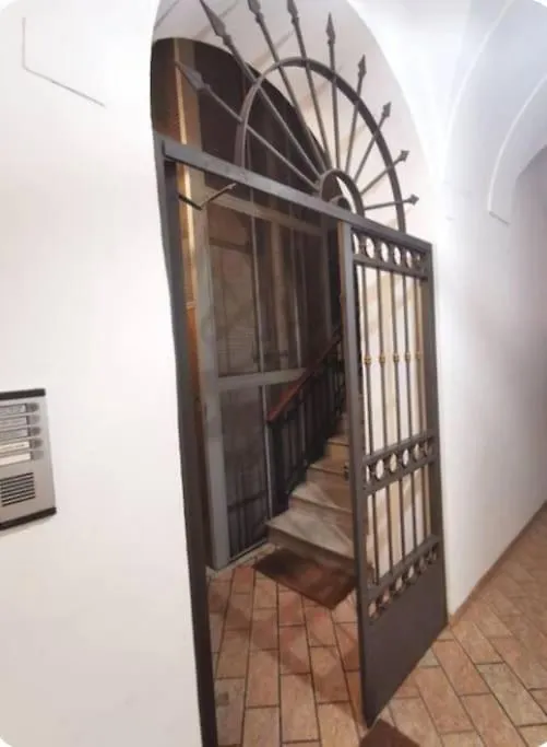 Campo De'Fiori-Rome By Foot Charming Apartment Aircwif Netflix