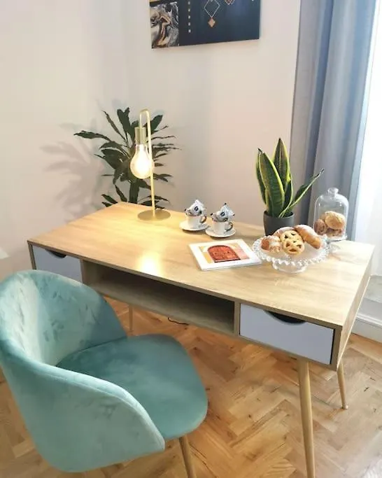 Campo De'Fiori-Rome By Foot Charming Apartment Aircwif Netflix