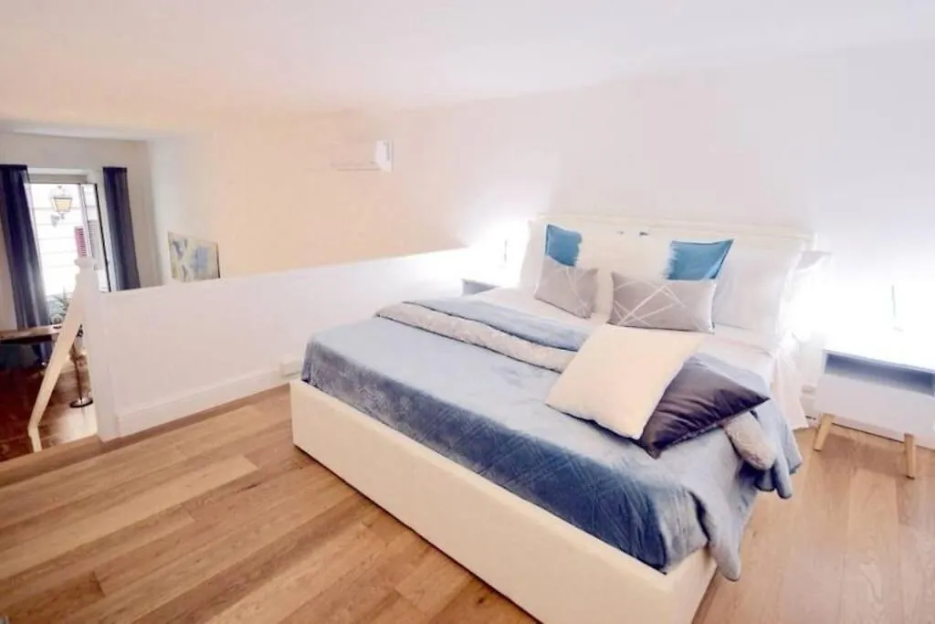 Campo De'Fiori-Rome By Foot Charming Apartment Aircwif Netflix