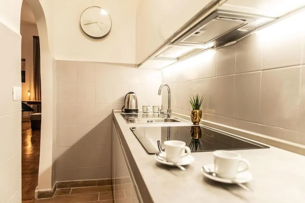 Campo De'Fiori-Rome By Foot Charming Apartment Aircwif Netflix Rome